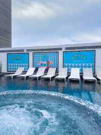 SNS핫플 등극한 서울 호텔 수영장🏊🏻‍♀️✨