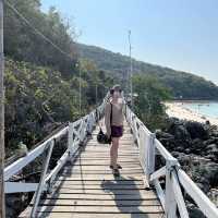 หาดสังวาลย์ ชายหาดที่มีสะพานไม้สีขาวทอดยาว