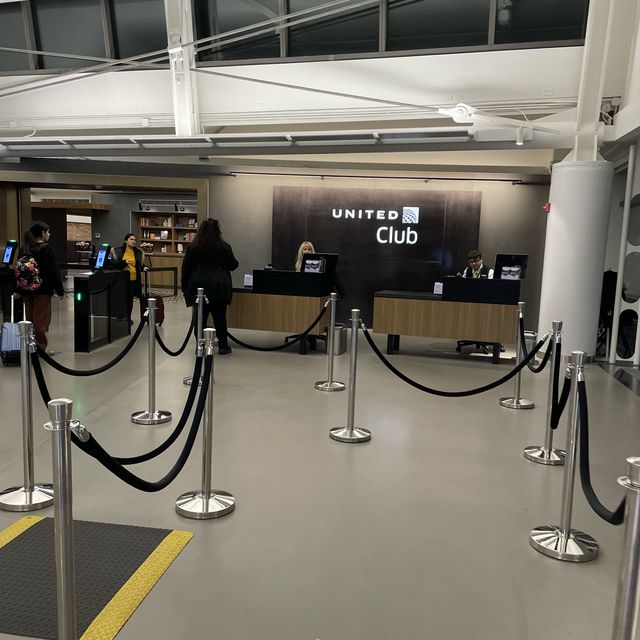 Newly renovated United Club lounge @ Newark