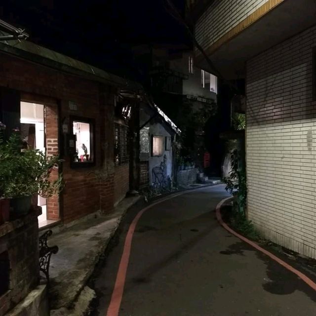 จิ่วเฟิ้นยามค่ำ