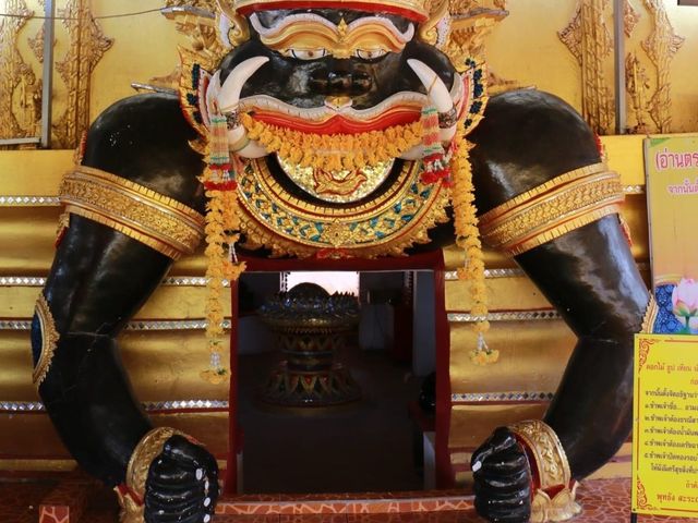 ไปวัดท่ามะกอก  ชมโบสถ์เรือนารายณ์ทรงสุบรรณ