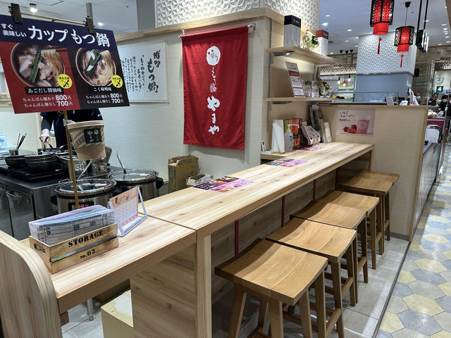 福岡・博多。博多駅で気軽にカウンターでカップもつ鍋が食べられる『YAMAYA BASE (マイング店)』