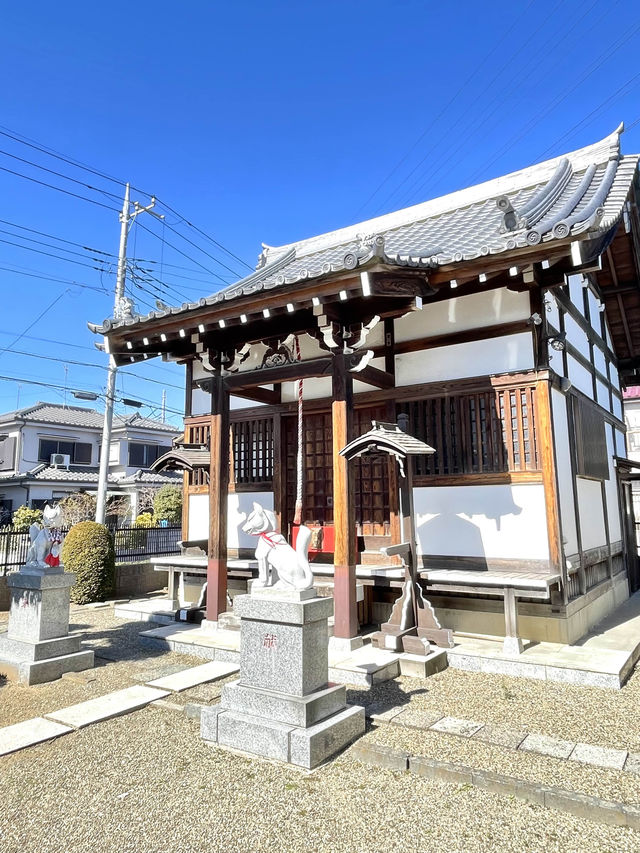 【下組稲荷神社/埼玉県】親狐に挟まれた子狐が可愛らしい