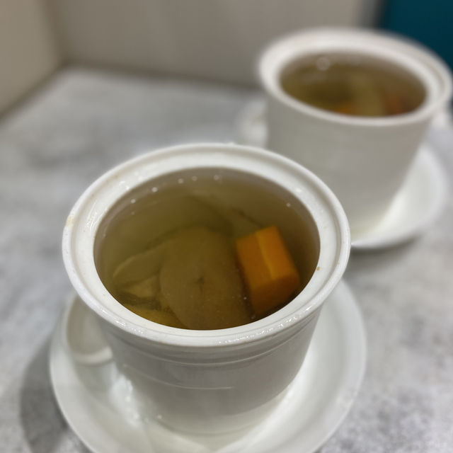 北角四寶食堂 養生燉湯套餐$88起，加購前菜+飲品$28。食到飽飽兩人$250左右