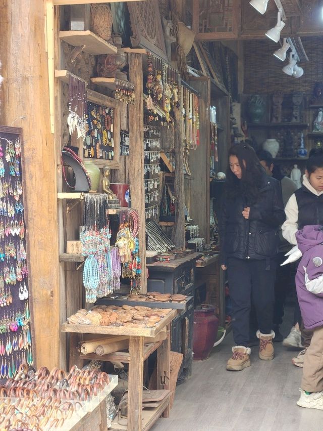 먹거리와 수공예품, 팔찌, 액세서리를 파는 백사고진
