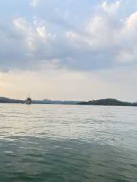 ล่องเรือชม วัดกลางน้ำ เมืองบาดาล สังขละบุรี
