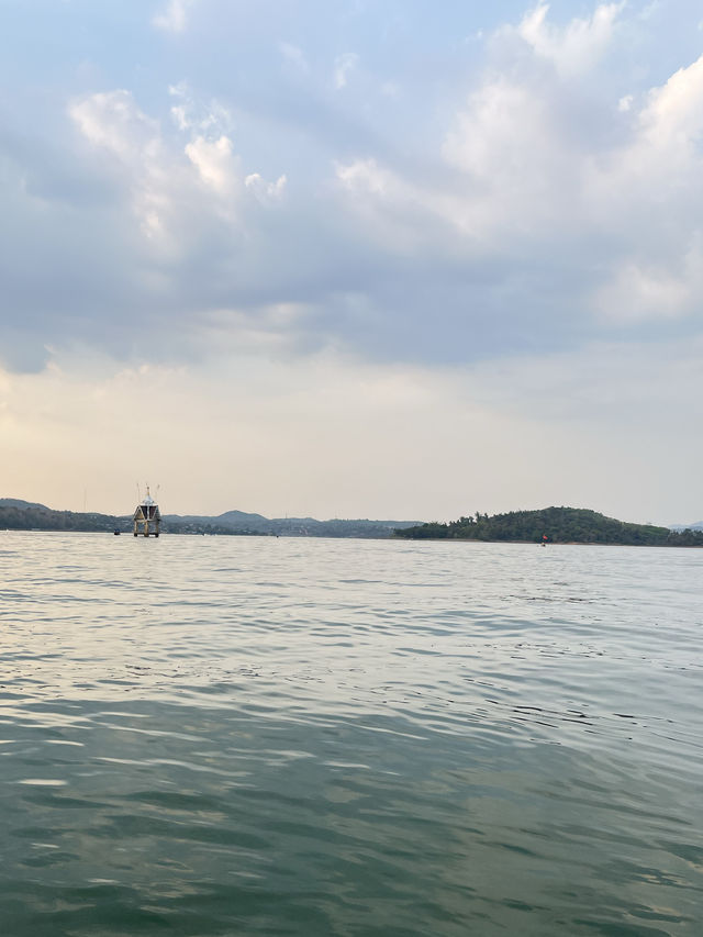 ล่องเรือชม วัดกลางน้ำ เมืองบาดาล สังขละบุรี