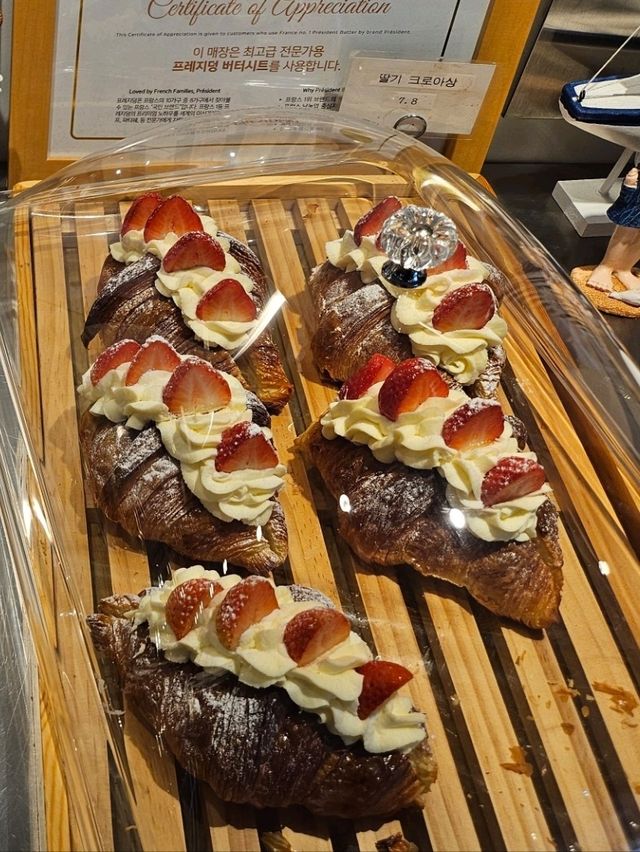 여기가 카페라고? 휴양지 감성🏝강남역 베이커리 카페🥖