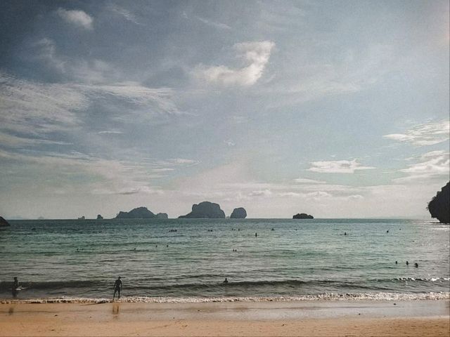 หาดสวย น้ำทะเลใส ทรายนุ่ม @หาดไร่เลย์ กระบี่