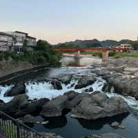 【兵庫県 加東市】ゴツゴツの岩に滝があるスポット