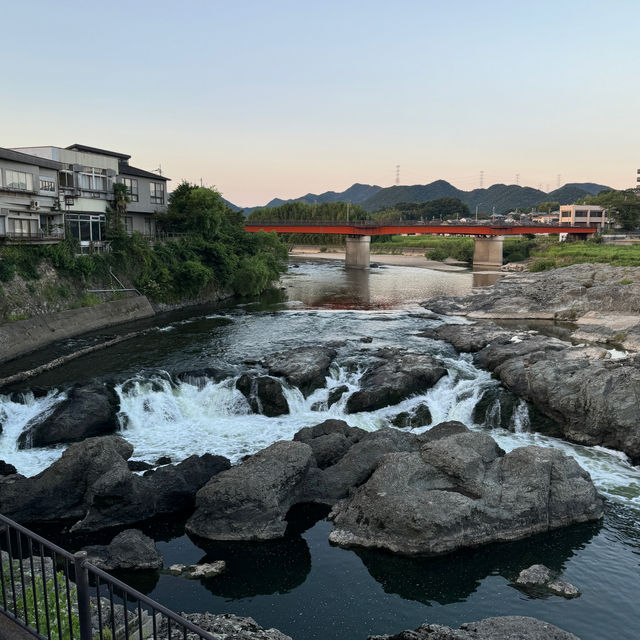 【兵庫県 加東市】ゴツゴツの岩に滝があるスポット