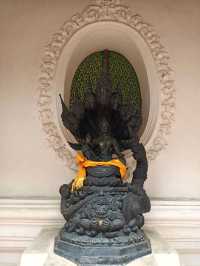 องค์พระปฐมเจดีย์เด่นเป็นสง่า