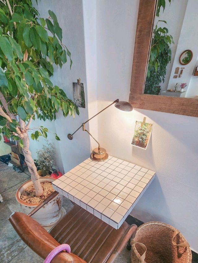 아담한 책방 분위기를 즐길 수 있는 < Nook409 >