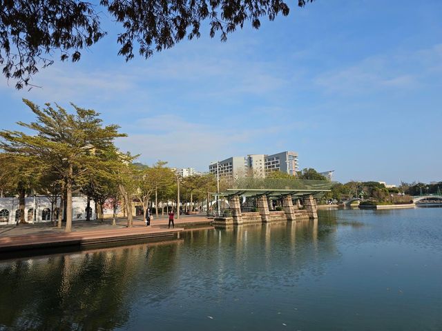 沙灘隔離，竟然有一個outlet