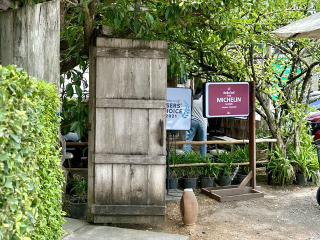 อาหารไทยแนวบ้านๆ มิชลินสตาร์🌲ก่อนทางขึ้นเขาใหญ่