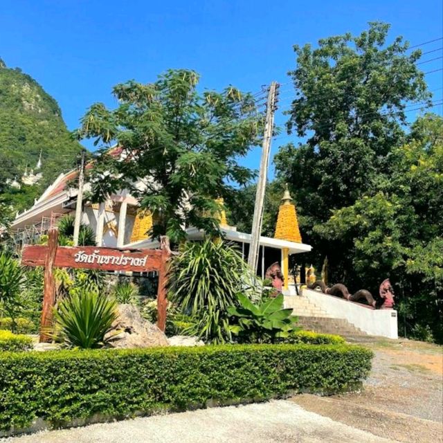 Wat Tham Phrathat Khao Prang