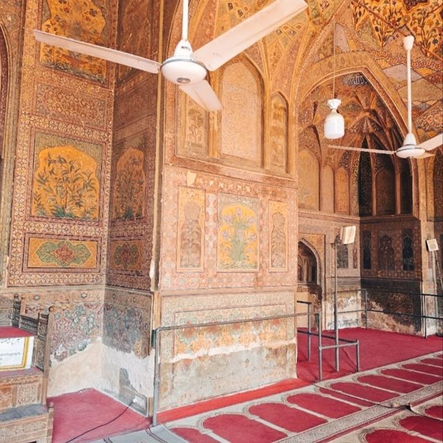  VISITING WAZIR KHAN MOSQUE.