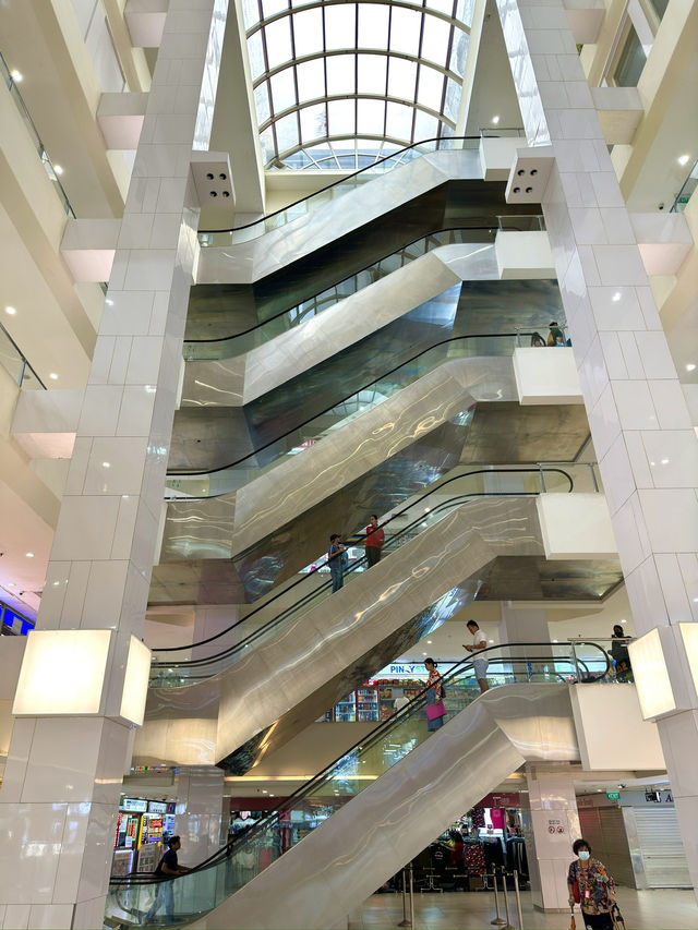 シンガポール　シンガポール観光　意外な穴場lucky plazaにまだ行ってないの？