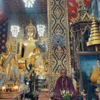 สักการะพระธาตุหริภุญชัย ในเทศกาลโคมแสนดวง 
