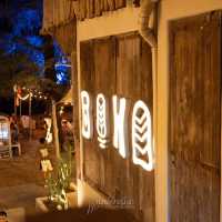 ร้านอาหารบรรยากาศดีริมทะเล มีต้นคริสมาสต์ต้นใหญ่