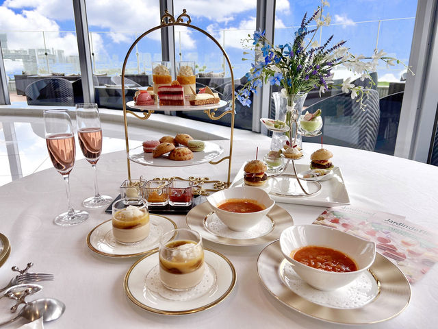 Afternoon tea in collaboration with Pierre Hermé