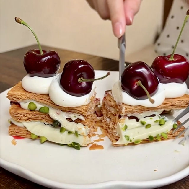 Cherry and pistachio millefeuille🍒