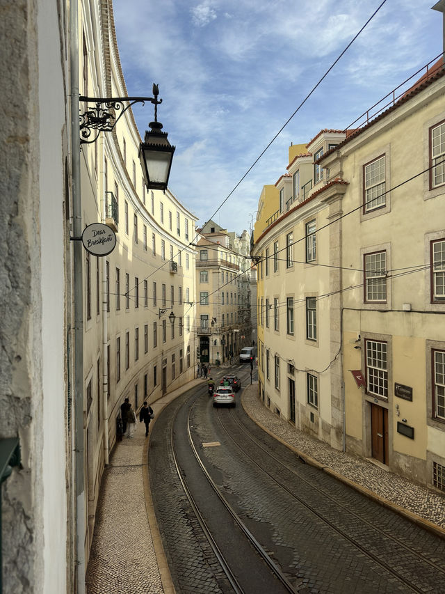 Lisbon: A City Painted in Colour Lisbon: A City Painted in Colour
