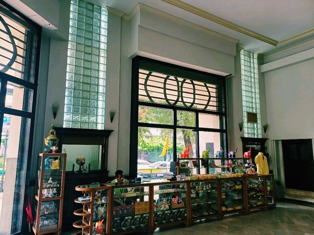 泰國曼谷市中心湄南河畔唐人街上著名劇院建築景點：皇家劇院，適合打卡拍照📸