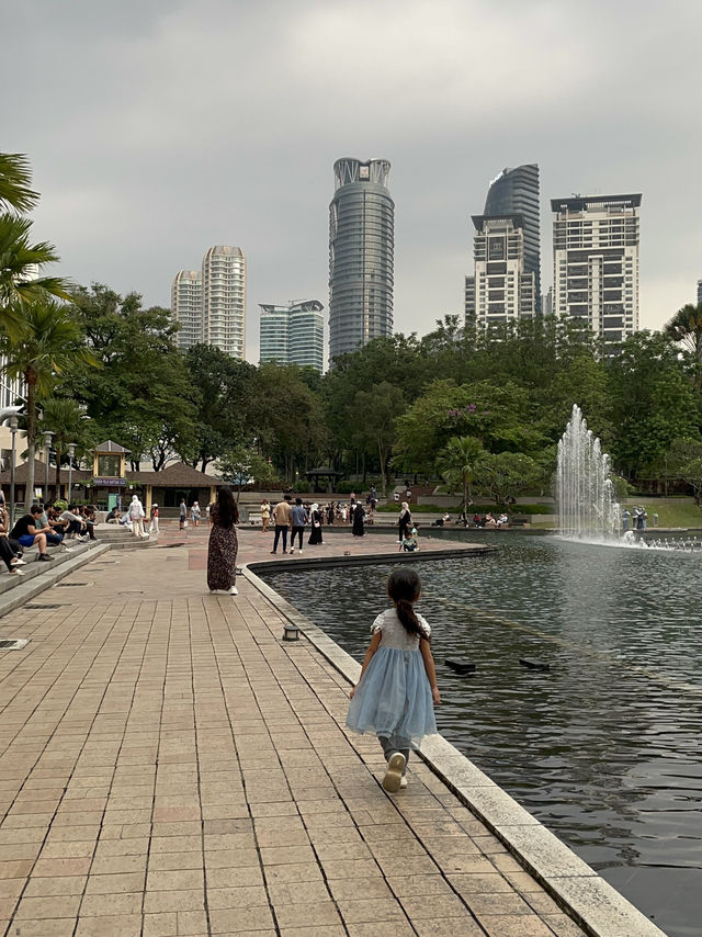 A STUNNUNG SYMPHONY FOUNTAIN LIGHT UP AT NIGHT IN KLCC PARK