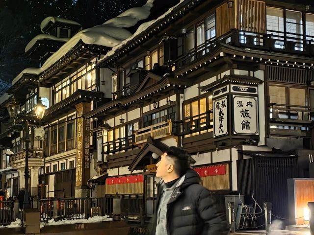 白日和夜晚都夢幻的銀山溫泉