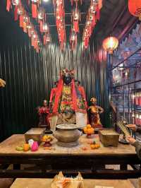 ขอพรการเรียน การงาน และควาก้าวหน้า ที่วัด Man Mo 