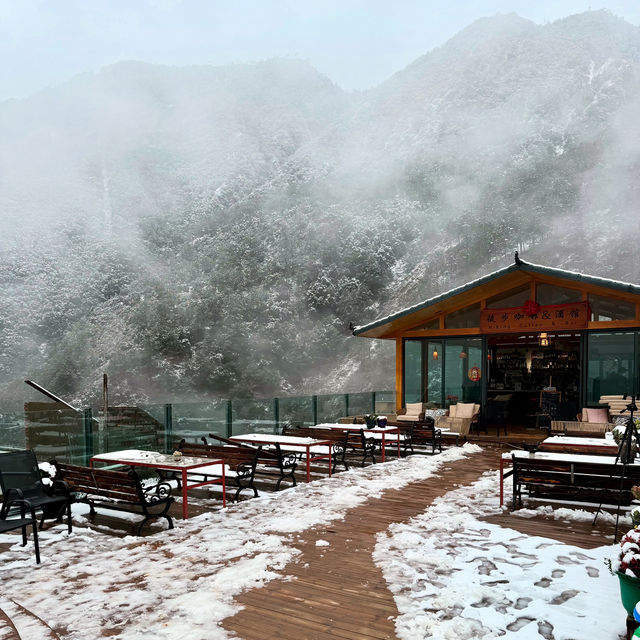 Ethereal Depths & Snowy Heights: Experiencing Snowy Shangri-La & Tiger Leaping Gorge 