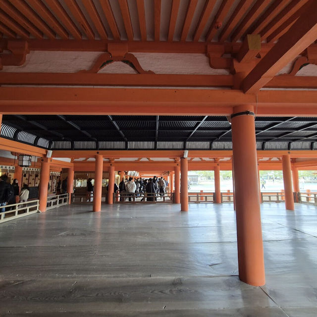 厳島神社 (Itsukushima Shrine, Hiroshima) – 海に浮かぶ幻想的な鳥居