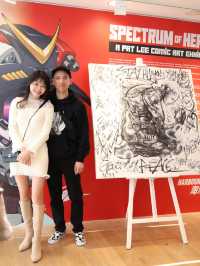 好開心可以欣賞國際知名🧑🏻‍🎨北美漫畫藝術家、前Marvel & DC英雄漫畫主筆⭐️Pat Lee，即場畫咗幅畫。  現於海港城美術館隆重呈獻「Spectrum of Heroes」漫畫藝術展