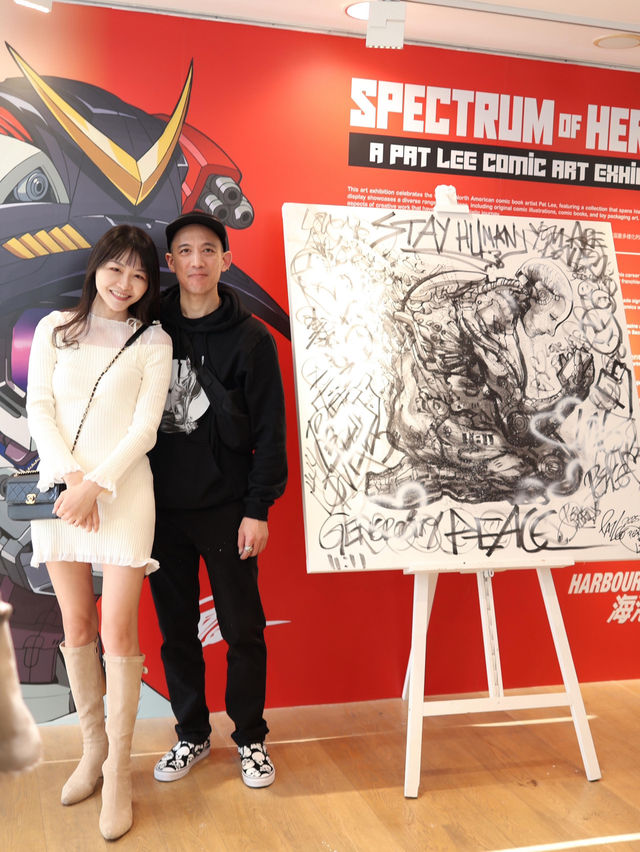 好開心可以欣賞國際知名🧑🏻‍🎨北美漫畫藝術家、前Marvel & DC英雄漫畫主筆⭐️Pat Lee，即場畫咗幅畫。  現於海港城美術館隆重呈獻「Spectrum of Heroes」漫畫藝術展