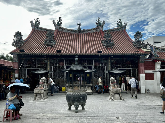 🌸 Discover the Goddess of Mercy Temple (Kuan Yin Teng): Penang’s Spiritual Heartbeat 🏮