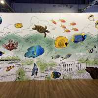 海洋生物互動展館，近距離觀賞與餵食鯊魚