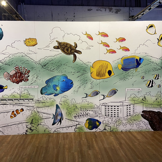 海洋生物互動展館，近距離觀賞與餵食鯊魚
