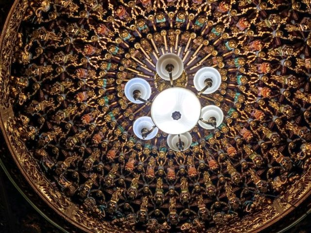 【台北】ライトアップされた煌びやかな寺院を見学！