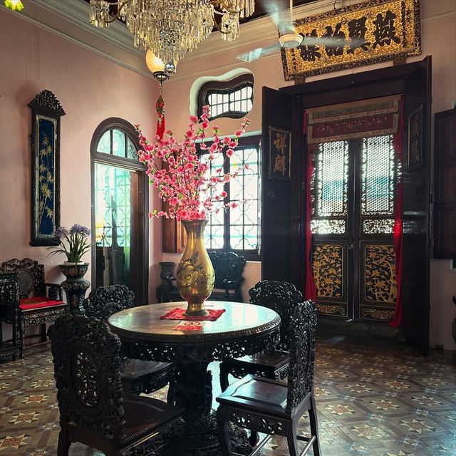 🏯 Nyonya Nostalgia: Opulent Mansions, Spicy Secrets & a Ghost(?) Sighting in Penang 🌶️