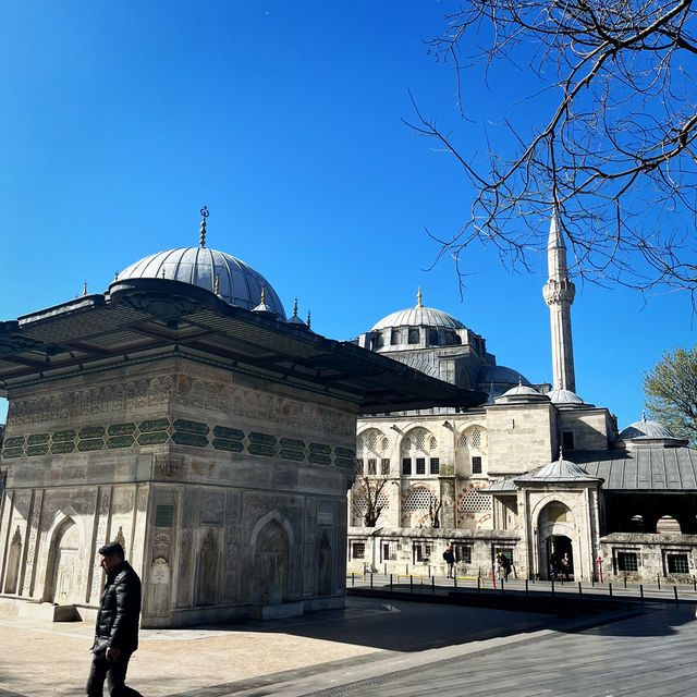 ต่อเครื่อง Istanbul ✈️ แวะเดินเล่นย่าน Taksim 🇹🇷