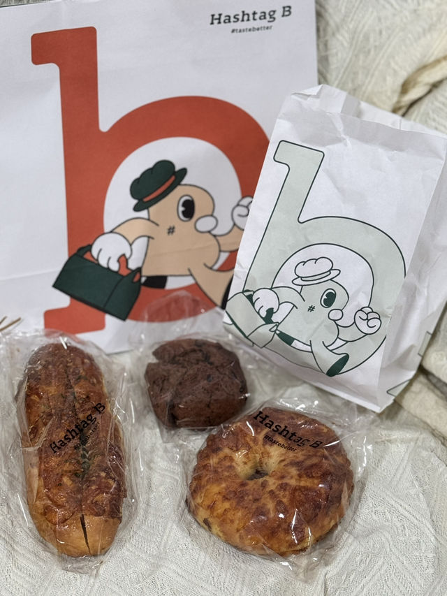 今次就試咗呢個紫米燕麥千層撻，撻皮輕盈酥脆，內裡紫米與燕麥混合，帶有淡淡甜味，令人感受到健康與美味完美結合👍🏻紫米香與燕麥口感交織一起，令整個撻口感更加豐富🥧