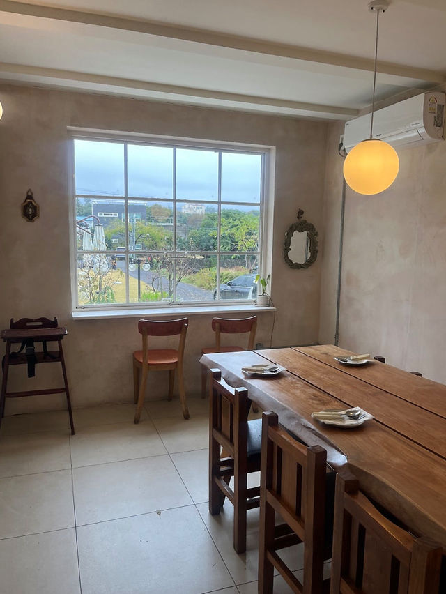 濟州島|美食大推薦機場旁隱藏版寵物友善餐廳，本地人都在吃