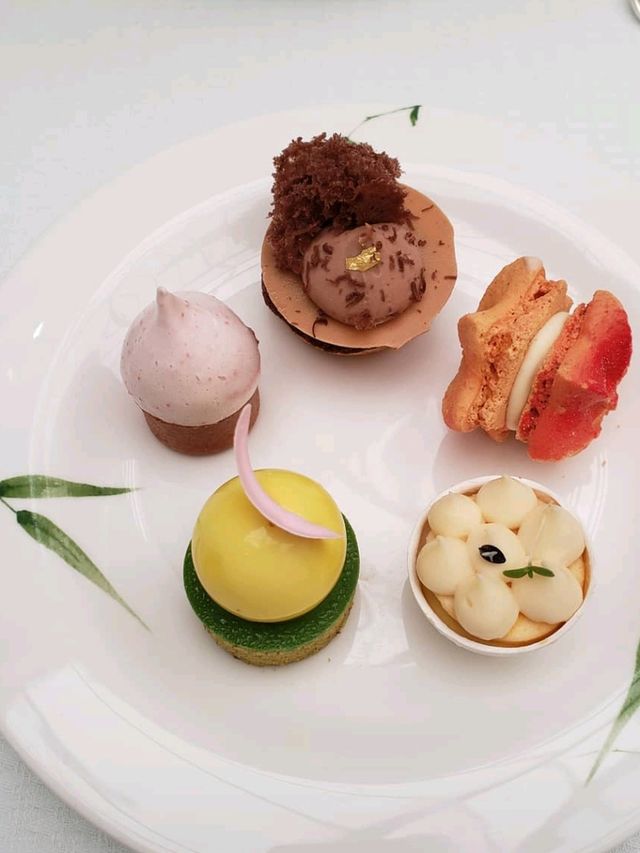 🍽️ Enjoy Delicious Food at Mandarin Oriental Bangkok 🍤🍰✨