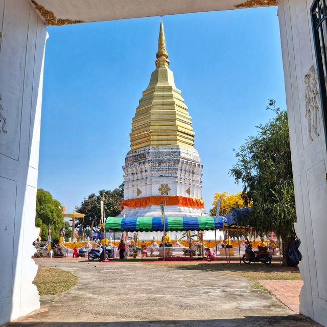 ไหว้พระในวิหารสถาปัตยกรรมล้านนา