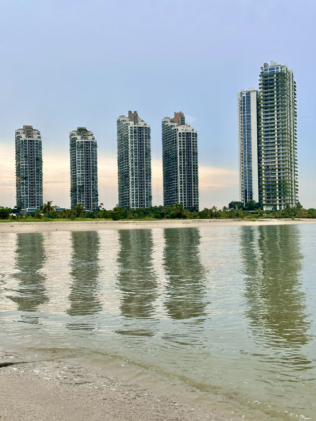 Golden Hour at Forest City—An Evening Walk Between Sea and Skyline 