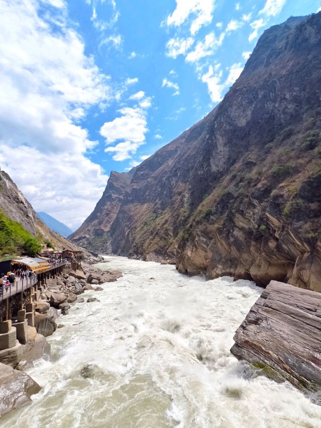Roaring Beauty: The Majestic View of Tiger Leaping Gorge
