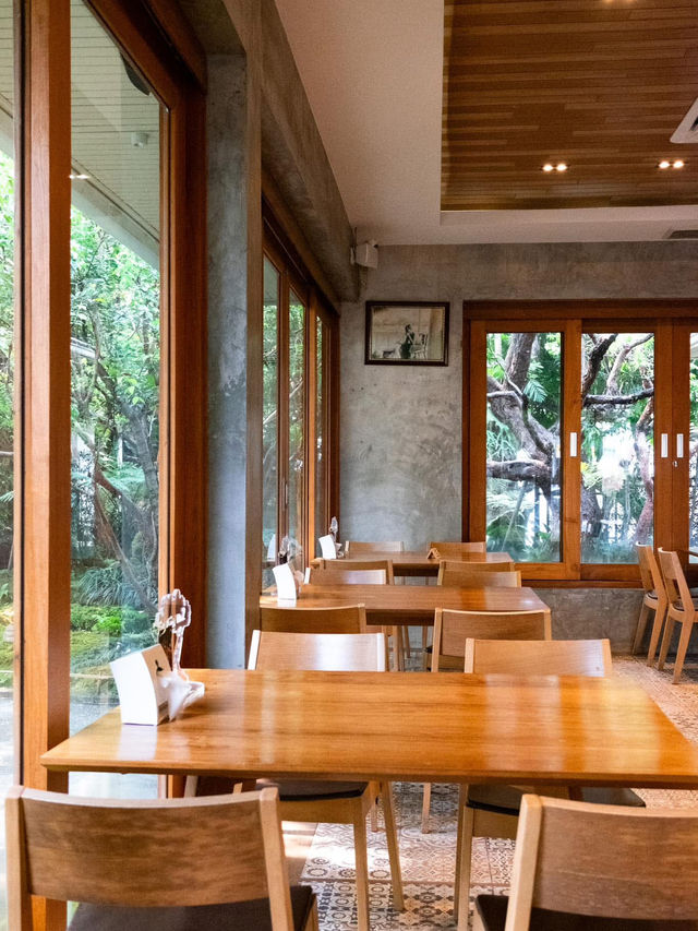 ชมคาเฟ่ เชียงใหม่  (CHOM CAFE AND RESTAURANT)