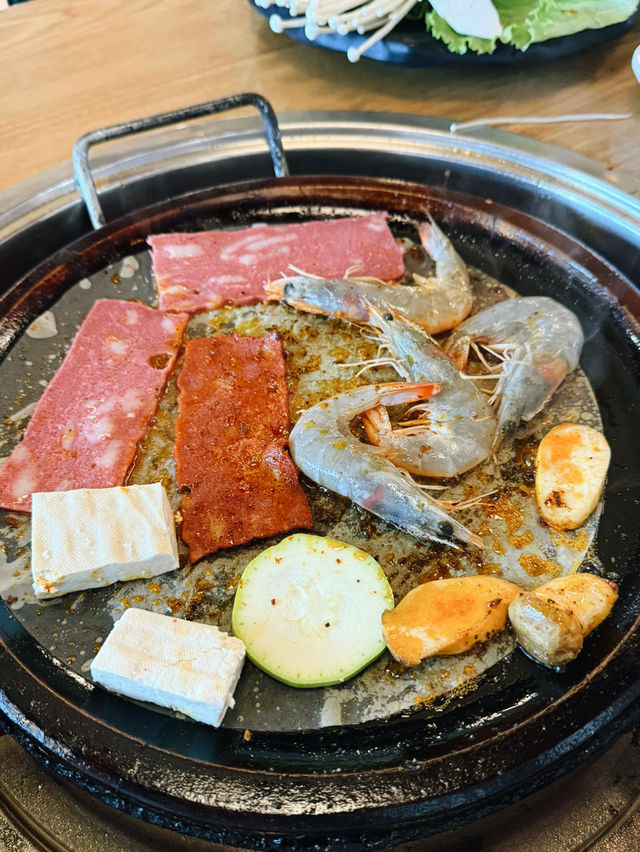 อิ่มอร่อยที่ร้าน Red sun square กลางเมืองลี่เจียง