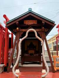 沖繩｜迷你千本鳥居與多彩達摩 城市裡一方心靈寄託-西來院